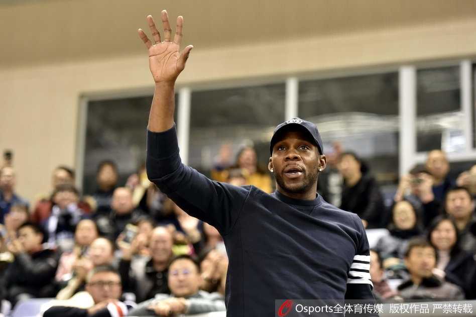 王一梅高高跃起，手臂如鞭子般挥动，一记势大力沉的重扣穿越河南队的双人拦网，场边摄影师的镜头齐刷刷对准了这个瞬间。