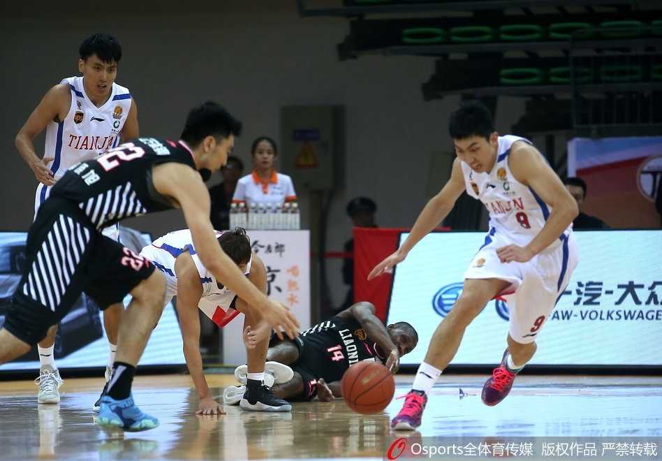 李晓旭奋力拼抢前场篮板，手臂肌肉线条分明