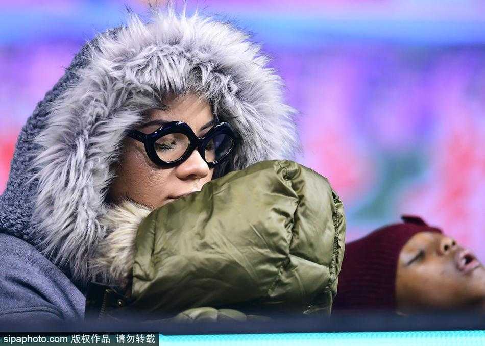 哈德森的大女儿安静地坐在妈妈身旁，小手扶着护栏，眼神有些迷离。尽管比赛的激烈程度足以让成年人热血沸腾，但睡意还是悄悄爬上了小女孩的脸颊。