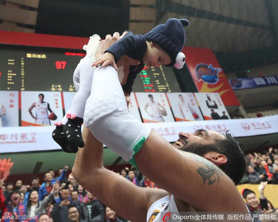 哈达迪在比赛中面对山东队员汤普森的贴身防守，表情专注，眼神中透露出对胜利的极度渴望。