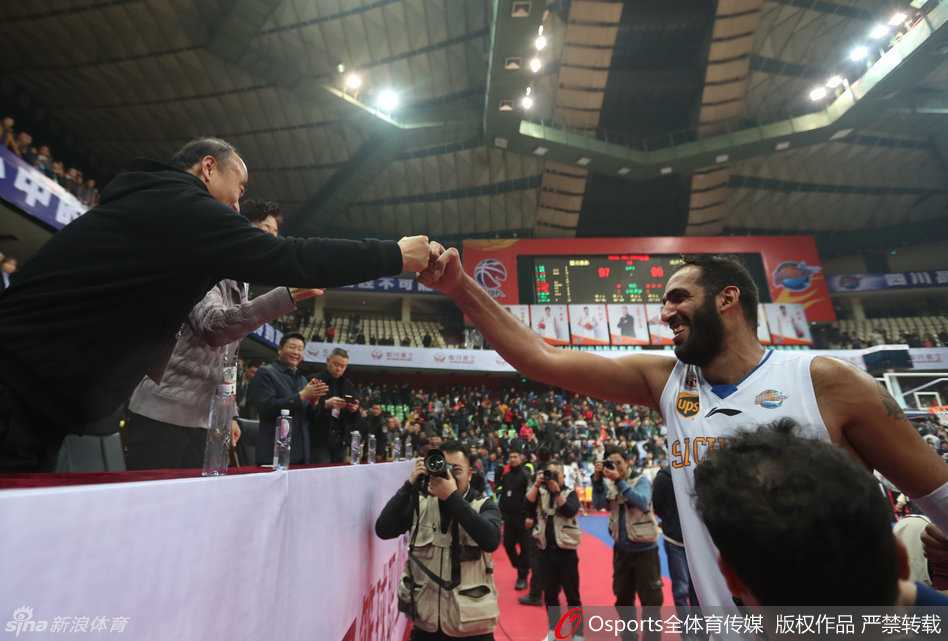 赢下这场季后赛席位争夺战后，四川队众将一同庆祝，这场胜利对他们的常规赛最终排名起到了决定性作用。