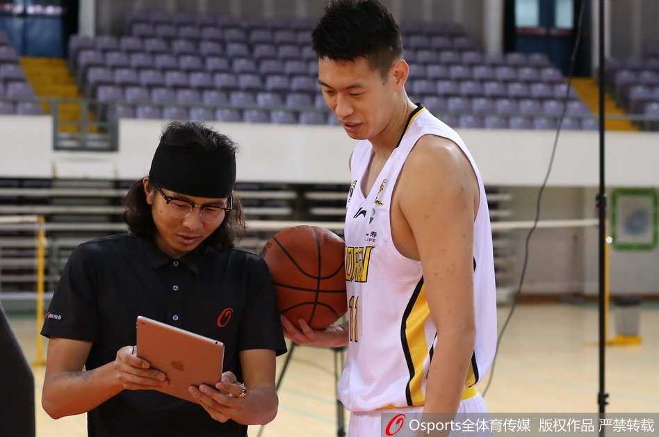 身穿北控队全新战袍的马布里，在摄影棚内对着镜头自信微笑，胸前独特的队标彰显其核心地位，仿佛在向世界宣告他的传奇将在京城另一片球场继续。