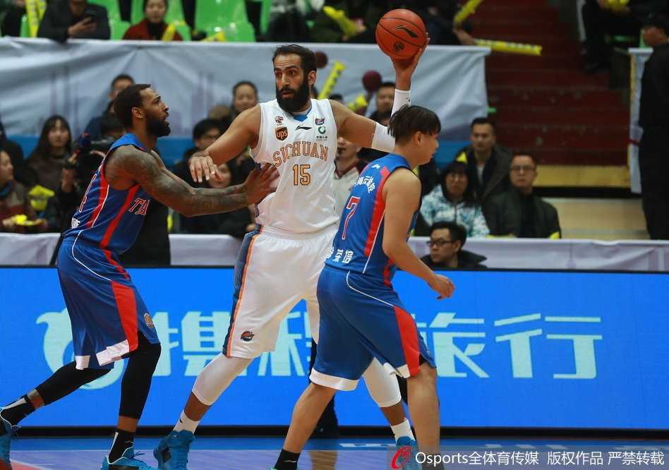 天津队核心后卫杰特面对防守急停跳投，篮球在空中划出优美弧线，这一刻他是球队追分的绝对引擎