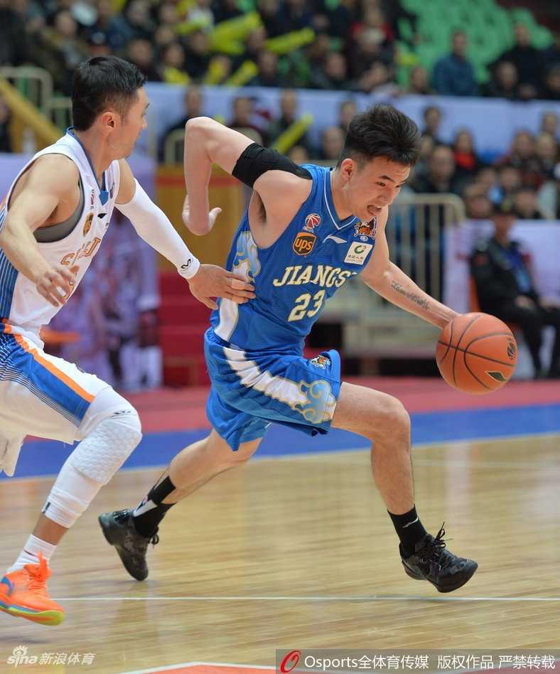 迪奥古与哈达迪双塔连心，高举高打镇守禁区，令江苏肯帝亚的突破好手们难以逾越雷池半步。