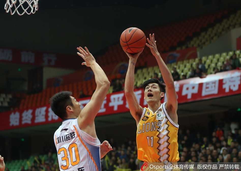 亚洲第一中锋哈达迪在广厦内线翻江倒海，抢下关键前场篮板后，用一记势大力沉的双手灌筐暴扣，宣告篮下主权。