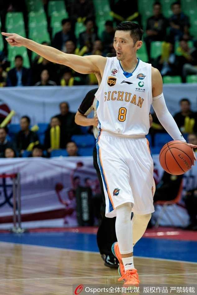 老将刘炜运球指挥队友跑位，眼神坚定沉着，在球队最需要得分的时候，他总是能出现在最致命的位置。