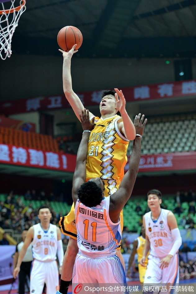 广厦核心福特森尽管拼尽全力拿下三双，但面对四川队的严密防守，他的突破上篮在空中遭遇激烈对抗，略显孤独。