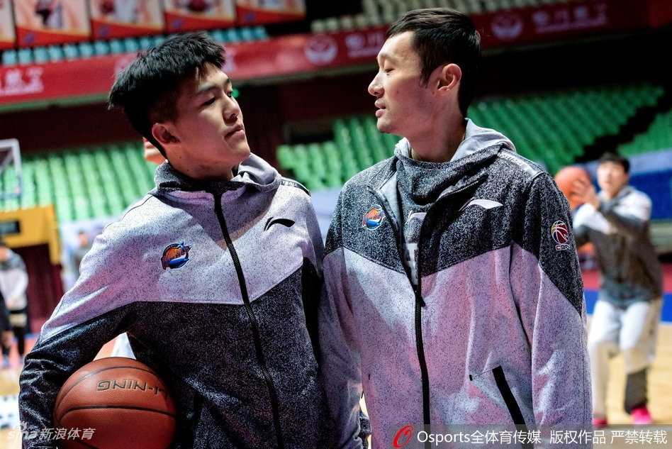 四川年轻球员左朕年与队友比拼三分投篮，命中后的欢呼声点燃了训练场的气氛