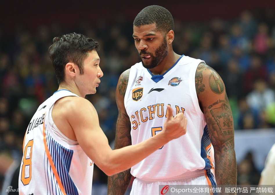 周鹏在四川队内线群中高高跃起，隔着防守球员完成了一记势大力沉的单手劈扣，展现了国家队队长强悍的进攻火力。