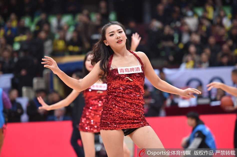 两位篮球宝贝近距离特写，汗水闪烁在脸颊，却依然保持迷人的微笑，与观众互动。