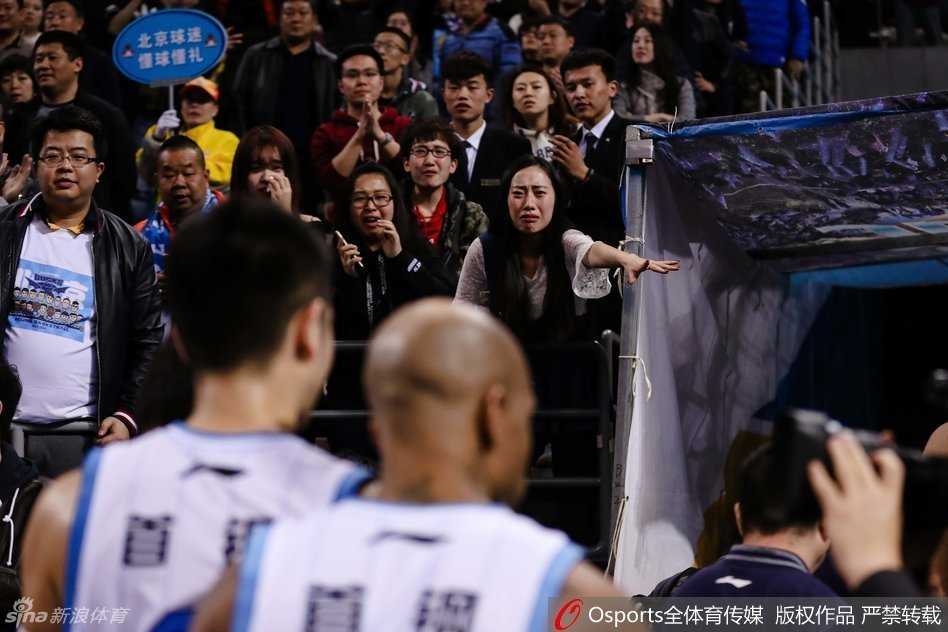 五棵松体育馆内座无虚席，满眼尽是象征着北京荣耀的白色助威服，球迷们手中高举着“马布里”的毛巾，汇成一片白色的、致敬英雄的海洋。