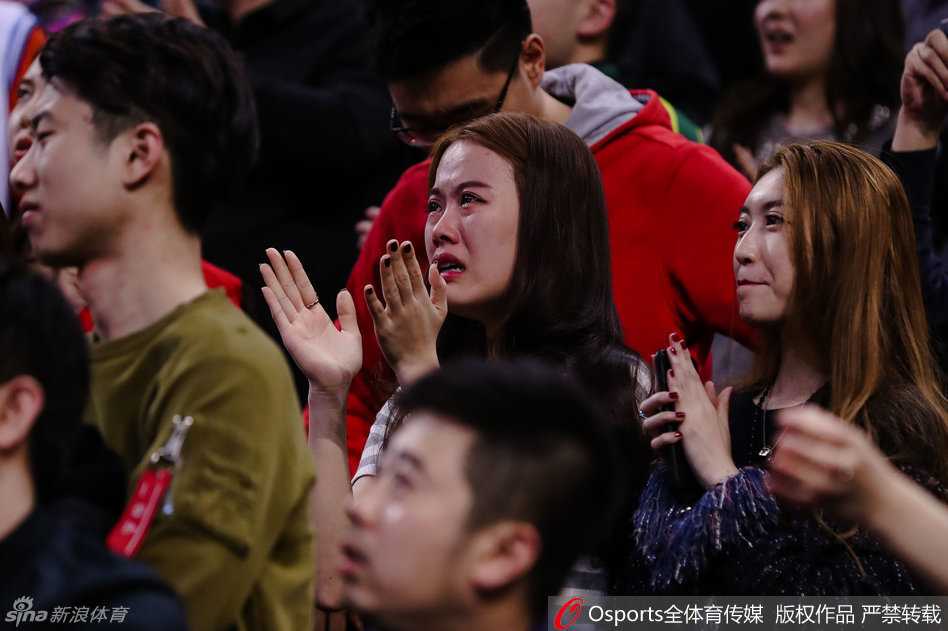 一位北京女球迷在五棵松场外难掩悲伤，泪水滑过脸颊，她用手紧紧捂住嘴，眼神中流露出对城市英雄即将离开的无限眷恋与不舍。