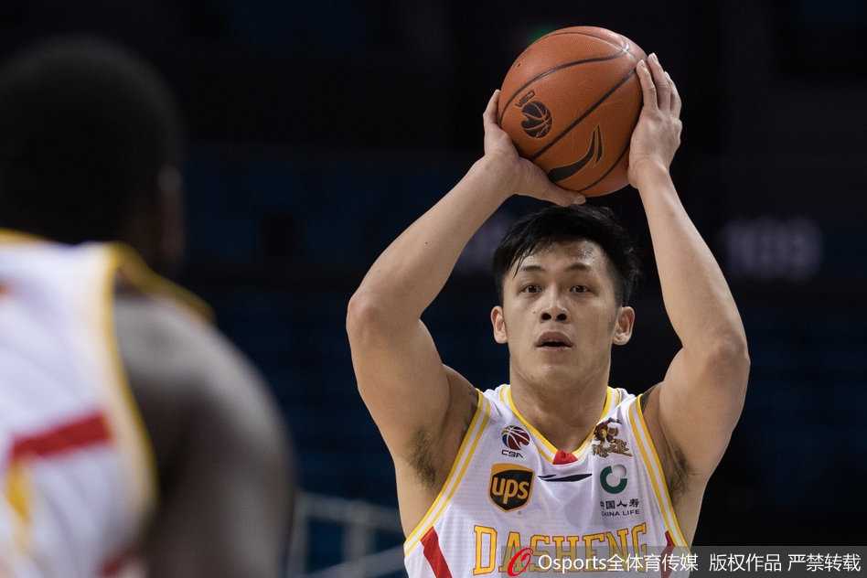 郭一飞在三分线外果断出手，篮球应声入网，他紧握拳头怒吼庆祝，这一球帮助球队将领先优势首次扩大到二十分以上。