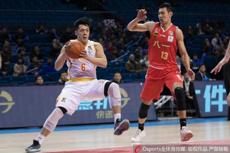 宋建骅在底角接球后毫不犹豫，手起刀落命中压哨三分，替补席瞬间沸腾，队友们纷纷起立为他挥毛巾喝彩。