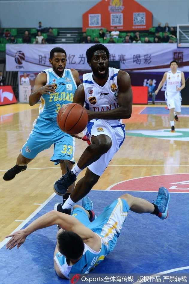陈林坚开场手感滚烫，出手三分球瞬间，篮球划过完美弧线直奔篮筐