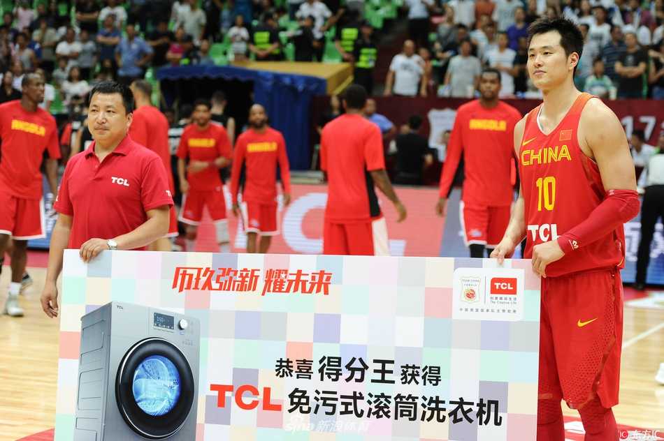 身穿红色战袍的孟铎在三分线外果断出手，篮球划过一道完美弧线直坠网窝，瞬间点燃了全场观众的激情。