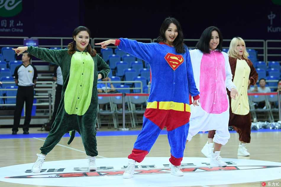 两位卡通宝贝在场地中央互相整理头套，不经意间的互动流露出满满的闺蜜情深与敬业精神