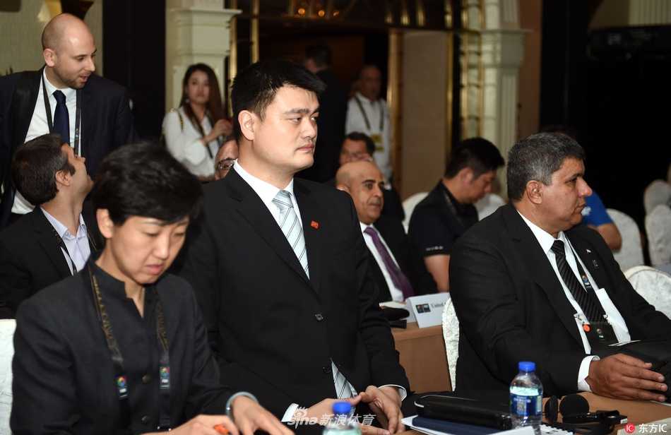 宏伟的香港会议展览中心内，国际篮联中期仝人大会现场灯火通明，来自世界各地的代表们齐聚一堂，身后巨大的国际篮联标志格外醒目，象征着全球篮球运动的团结与未来