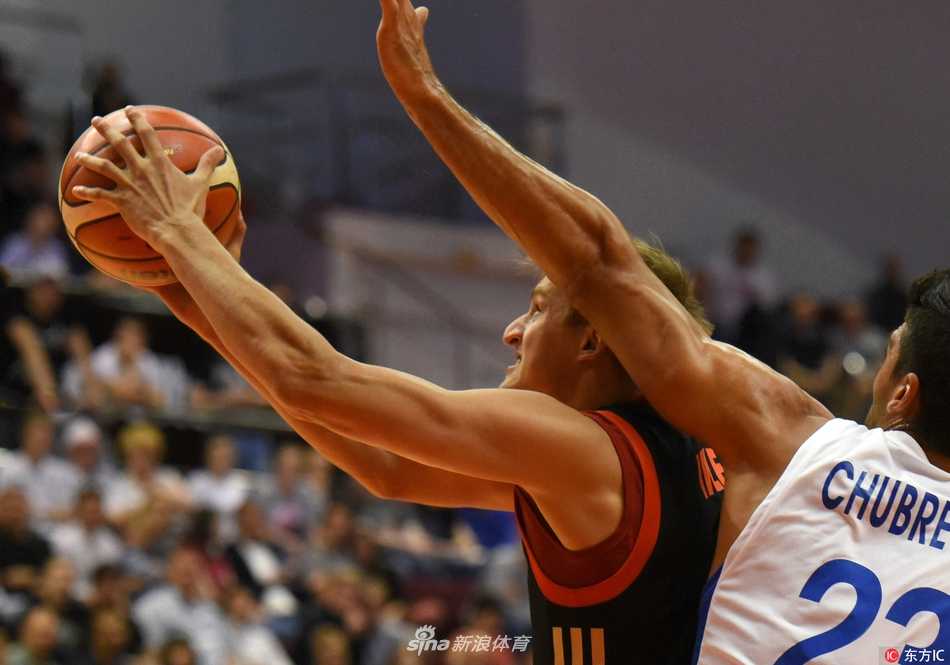 俄罗斯核心球员阿列克谢·舍维德在以色列队员的严密包夹下强行突破。尽管他个人砍下20分，但仍难以挽回球队失利的结局。