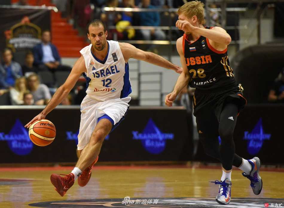 以色列全队在颁奖典礼后合影留念，金色的奖杯在灯光下闪耀，每个人脸上都洋溢着自豪的笑容，这是属于以色列篮球的一个美妙夜晚。