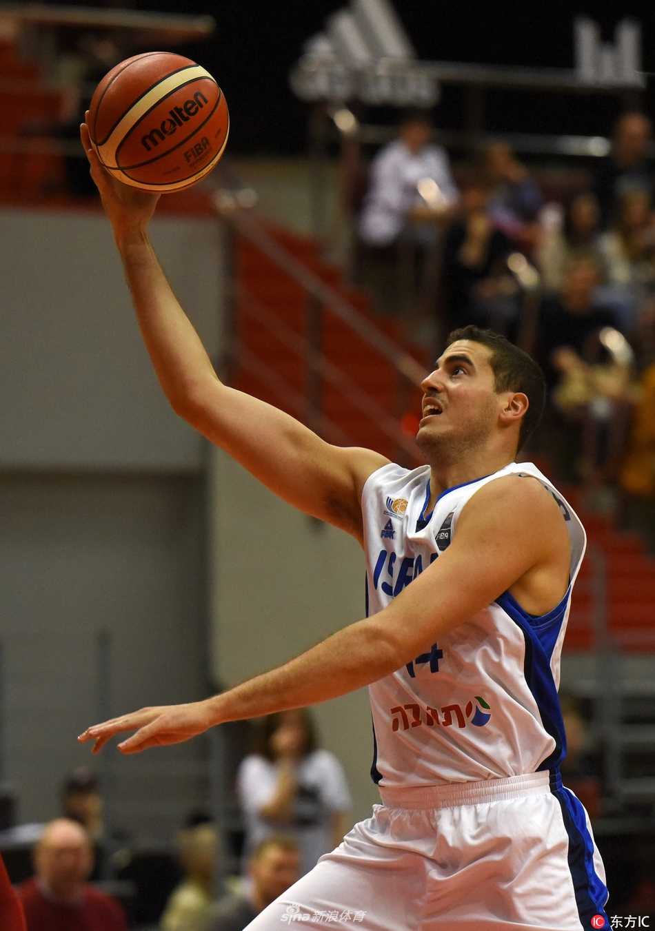 以色列队员在拼抢中奋不顾身地倒地救球，白色球衣上沾满了圣彼得堡球馆地板的痕迹，这球球权彰显了他们必胜的决心。