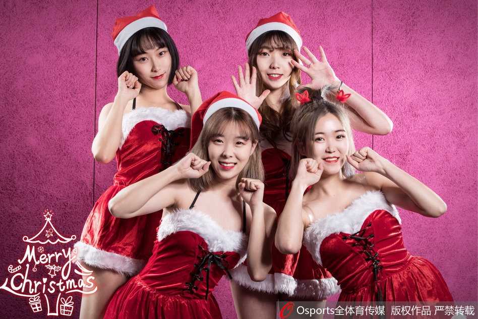 手捧鲜红圣诞礼盒，少女歪头浅笑，眼眸里闪烁着期待与惊喜，仿佛要将这份节日的祝福传递给每一位支持同曦的球迷