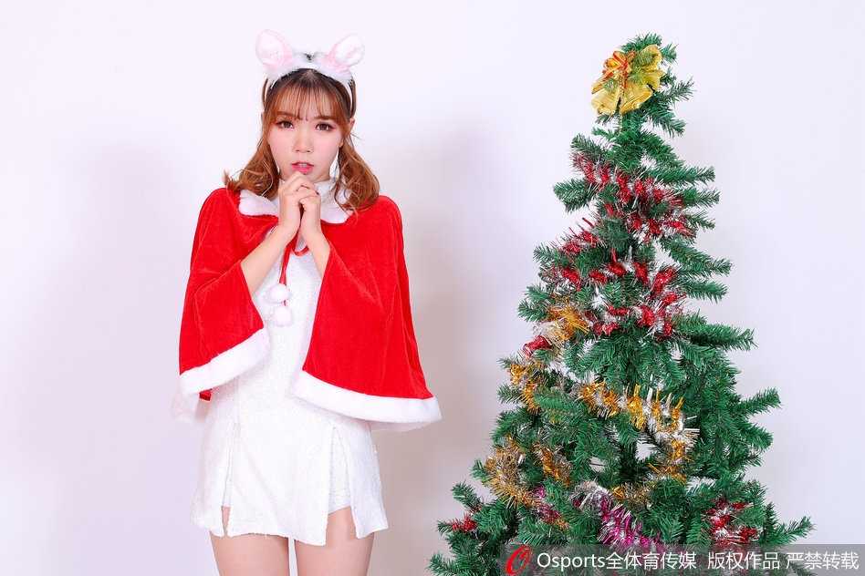 两位篮球宝贝在暖色光影中相视而笑，一人轻抚毛绒吉祥物，画面洋溢着属于冬日的温暖与队友间的默契情谊