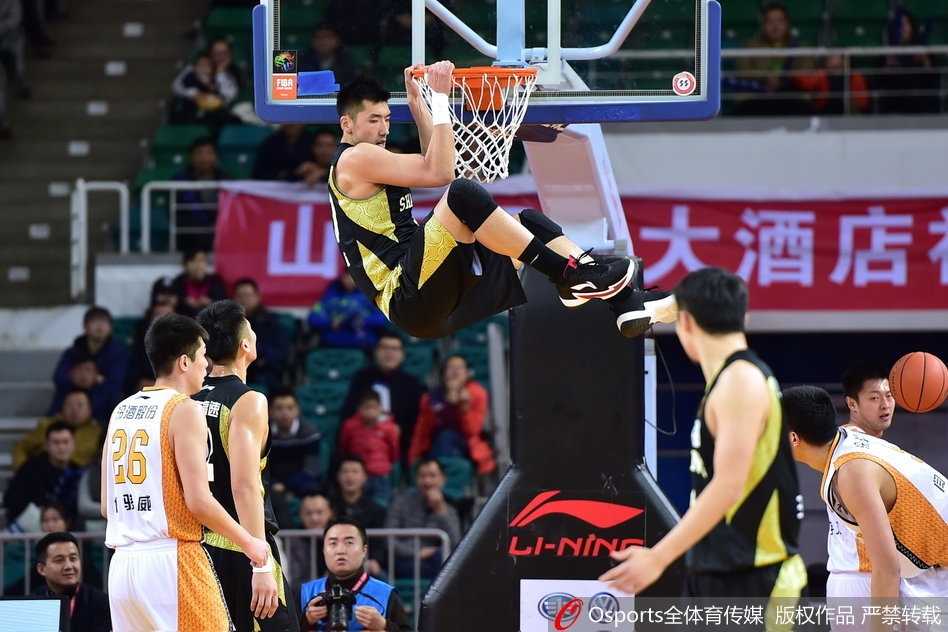 山西队快攻机会，曾令旭高速运球推进，山东队张庆鹏奋力回追防守