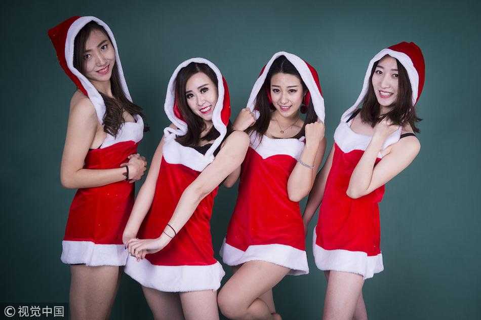 圣诞麋鹿装扮的篮球宝贝们在球场上跳跃起舞，超短裙摆飞扬动感十足