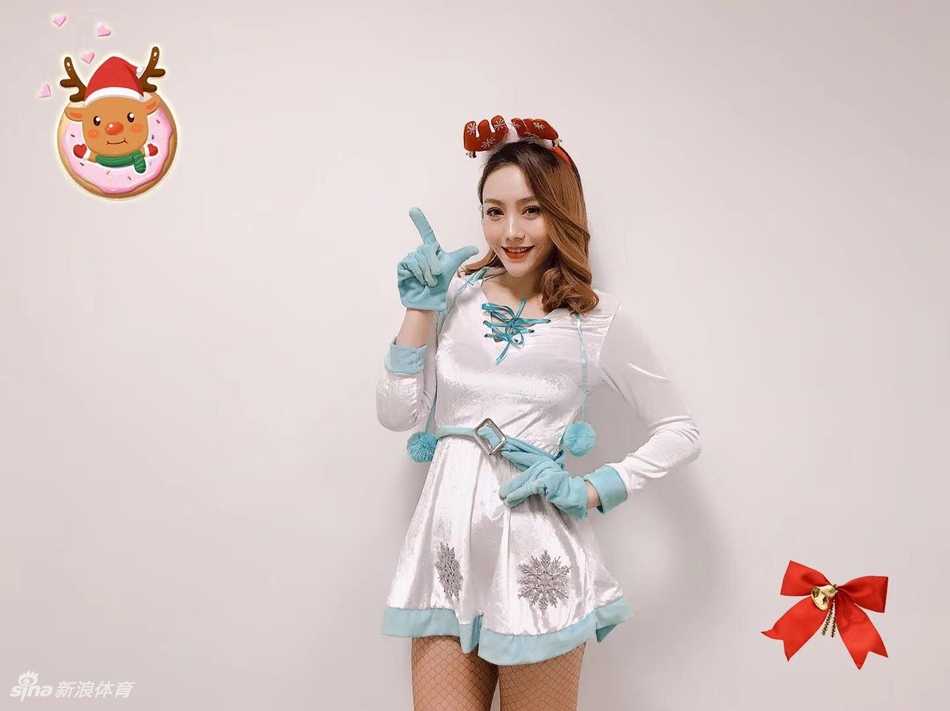 圣诞前夕，啦啦队员们戴上俏皮鹿角，在镜头前展露甜美笑颜，节日气息扑面而来