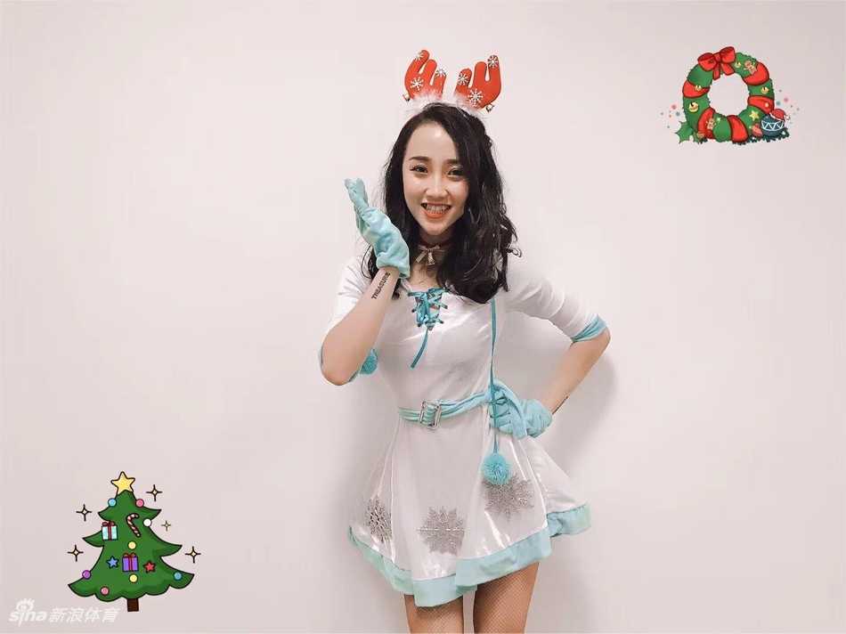 戴上鹿角的啦啦队集体展现出自信从容的姿态，仿佛在邀请观众一同加入这场圣诞篮球狂欢