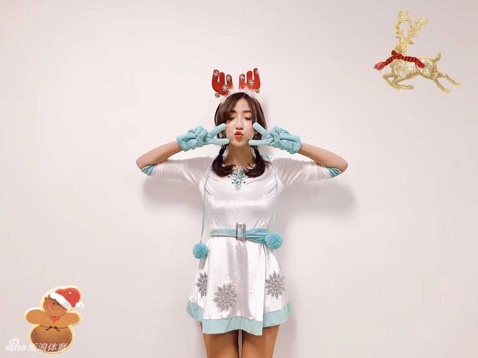 女孩们俏皮地摆出互动姿势，鹿角在灯光下显得格外可爱，青春活力呼之欲出