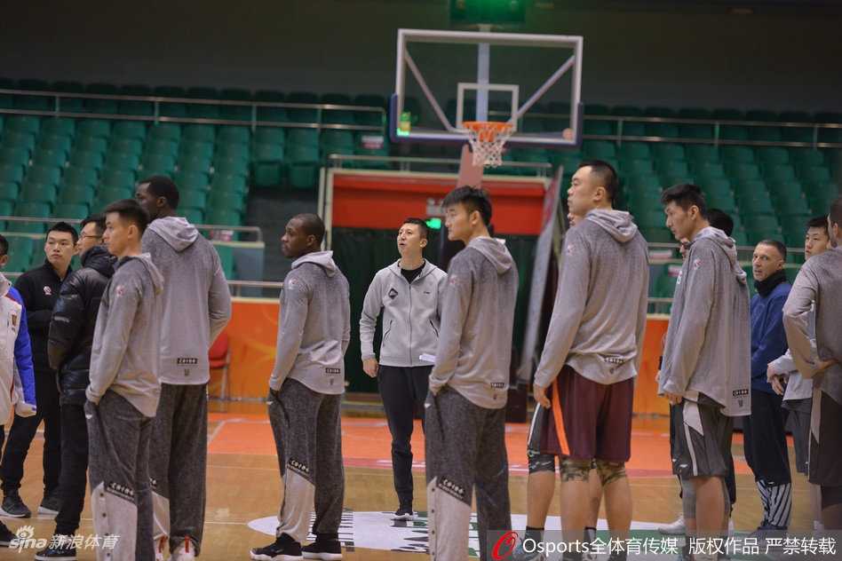 辽宁队总经理李洪庆情绪激动地指着场馆工作人员理论，杨鸣在一旁冷静观察，助理教练则试图拉住队友，防止事态升级。