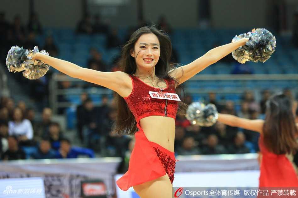 扇子舞小姐姐特写镜头，她扎着高马尾，妆容清新，对着镜头比出剪刀手，眼中闪着自信的光芒