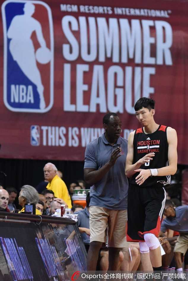 暂停期间，周琦弯下腰，侧耳倾听教练的战术布置，眼神中充满了对比赛的投入和渴望。