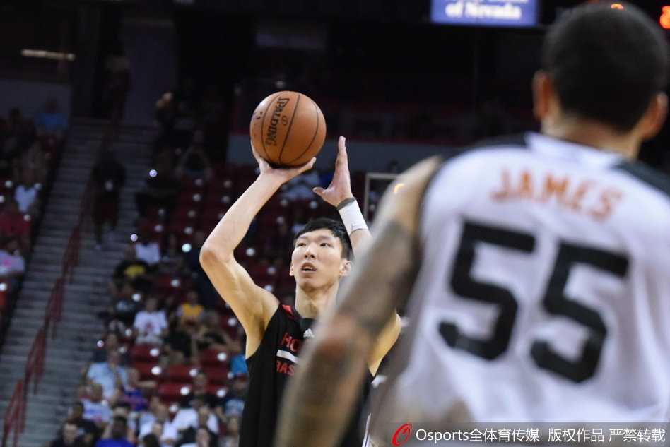 周琦全神贯注地投入在夏季联赛中，他的眼神紧紧跟随着篮球的轨迹，随时准备做出下一个防守动作。