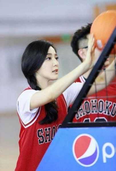 暖色灯光下，女孩身着篮球背心静坐，宽松的衣摆下是纤细的四肢，她手扶帽檐，神情若有所思，将运动装的活力与居家的宁静完美融合。