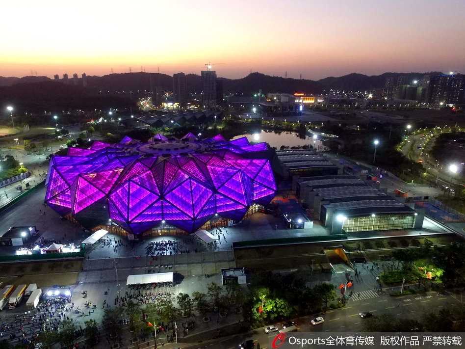 扣篮大赛中，张健豪飞跃三名同伴，身体在空中极度舒展，单手将球劈入篮筐，全场观众为之惊呼赞叹。