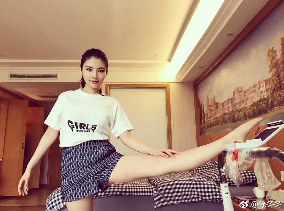 徐冬冬轻抚秀发，神情轻松自然，仿佛在与好友进行一场私密的午后交谈