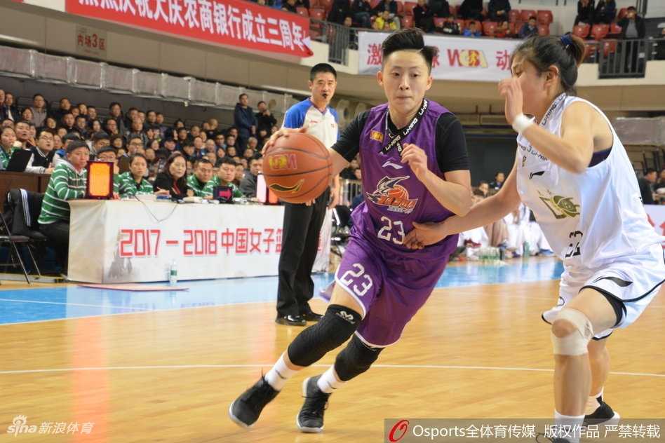 上海队外援背身强行碾入禁区，面对三人合围依然将球送入篮筐，大庆内线的封盖指尖只差毫厘