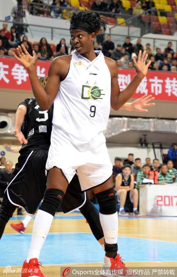 大庆队外线射手张湘君在三分线外果断出手，篮球划过一道完美的弧线直钻网窝，这记远投彻底打停了陕西队的反扑势头。