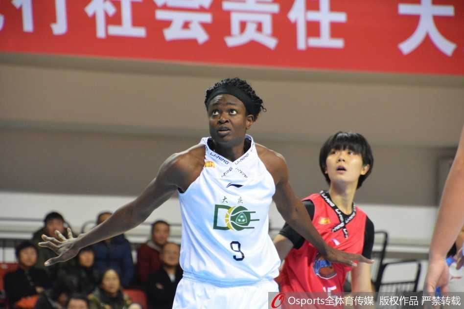 四川女篮核心球员在严密防守下强行突破，身姿矫健如飞燕，试图撕裂黑龙江队的防线。