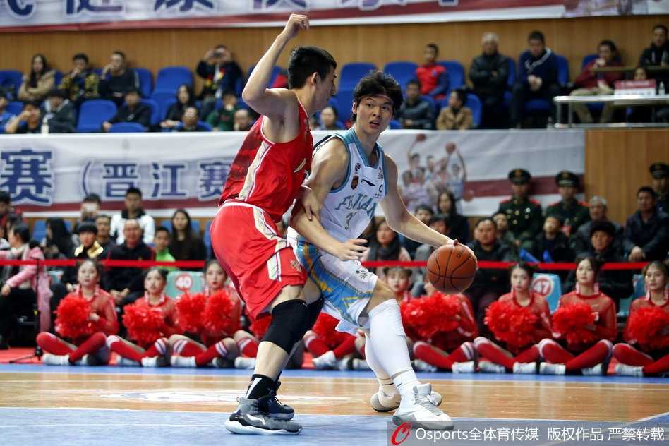 福建浔兴队教练组在场边聚精会神地指挥比赛，看到队员们的精彩表现，他们露出满意的笑容，为弟子的出色发挥鼓掌叫好。