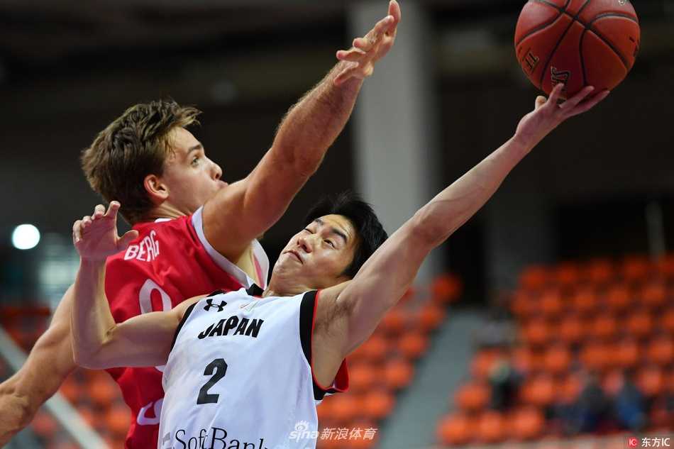 挪威队球员在突破上篮瞬间，身体对抗激烈，眼神坚定地盯着篮筐，红色球衣在阳光下格外醒目，整个画面充满了力量感与速度感。