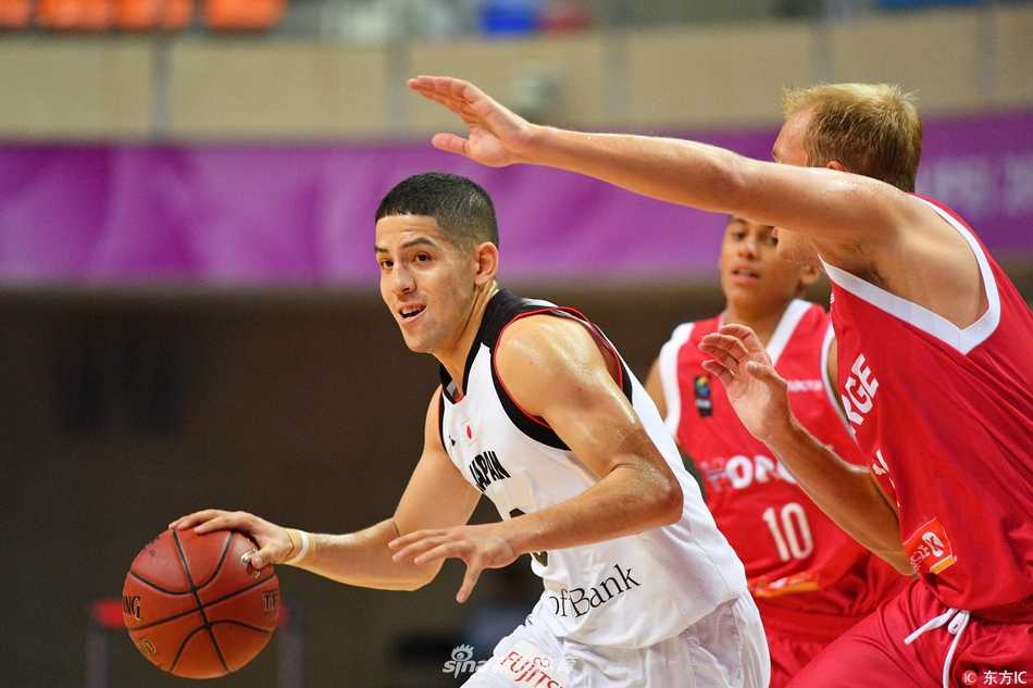 日本队主教练在场边大声呼喊，通过手势指挥着球员们的跑位和防守站位，焦急的神情显示出他对场上局势的关注，希望球队能尽快扭转局面。