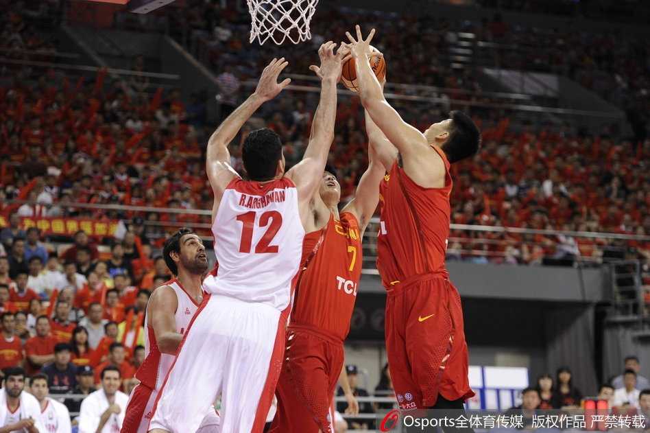 镜头捕捉到暂停时刻，伊朗队球员围成一圈，队长击掌鼓劲，脸上洋溢着自信的笑容，显然他们通过经验压制住了年轻的中国队，掌控着场上的节奏。