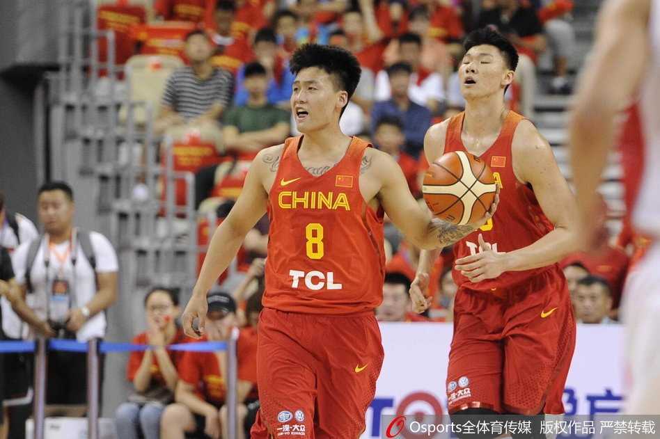 赵继伟面对伊朗防守球员的长臂干扰，冷静地运球寻找节奏，随即干拔而起，手起刀落命中三分，这关键一投帮助球队吹响了反击的号角。