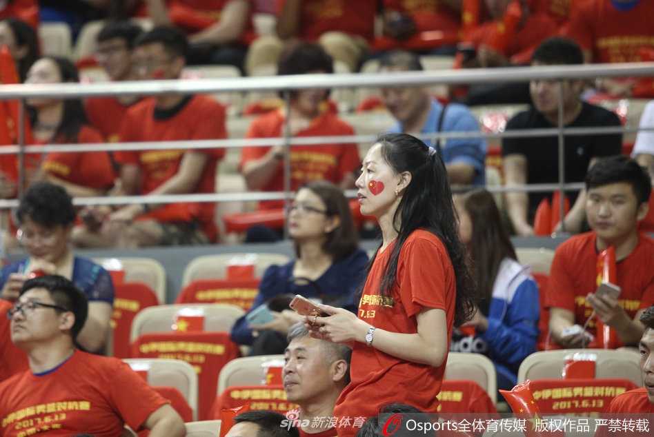 主帅李楠场边激情指挥，家乡首秀倾尽全力