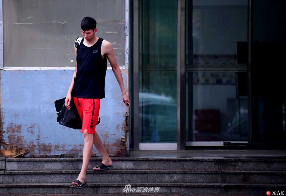 训练结束後，周琦独自在场边加练投篮，窗外是沈阳的阴雨天，窗内是他不知疲倦的身影，只为在全运赛场上绽放最耀眼的光芒。