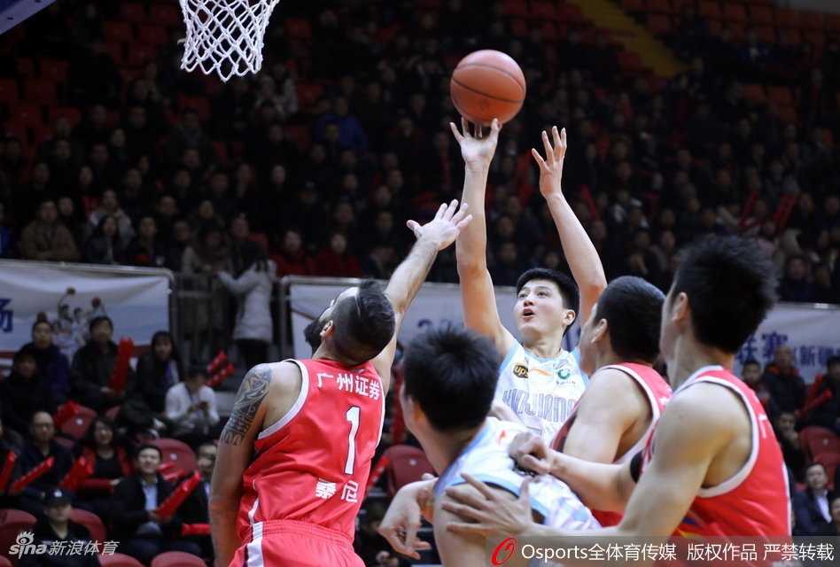 西热力江底角张弓搭箭，眼神如炬盯着篮筐，防守球员虽飞身扑防却为时已晚，篮球应声入网的那一刻，整个球馆为之沸腾